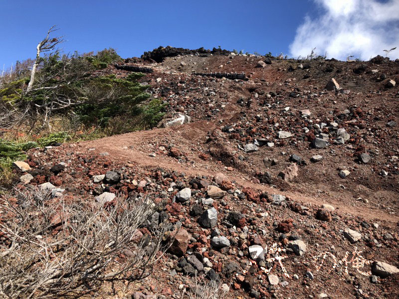 男体山山頂の砂礫の登山道