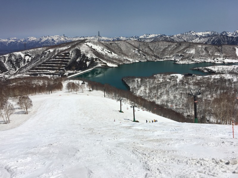 湖を見下ろす田代スキー場のコース